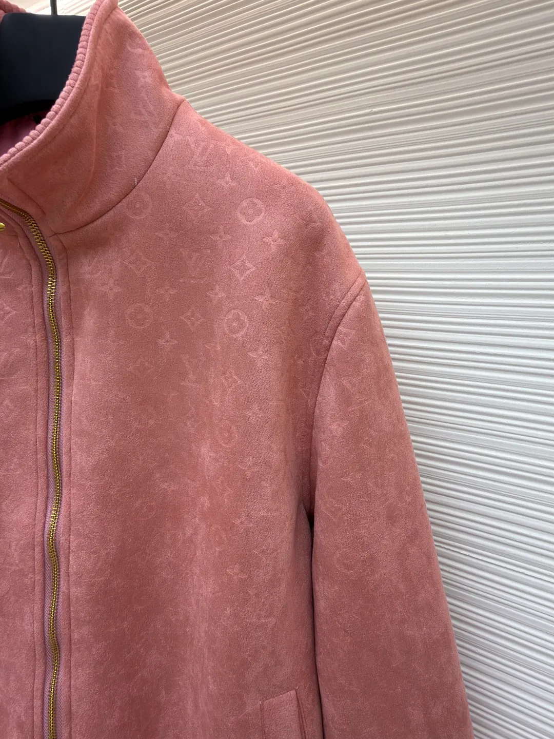 LOUIS VUITTON full-print dark pattern jacket ●Original version: purchased and developed by 40299 ●Item number: 1680960-C20 ●Fabric: suede fabric ●Technology: embossed production ●Version: fitted version ●Weight: about 1030 grams ●Size: 46-48-50-52 ●Description: 100% genuine leather imported suede leather, custom molded and embossed logo. The inner collar and hem threads are made of genuine leather, non-knitted threads, and the upper body is high-end fashion. The overall wiring is straight and delicate, the fabric is comfortable and soft, and the color is consistent without color difference. It can be matched with the same style to create a fashionable look and control various occasions. Customized accessories, complete with three standards, same style for men and women!